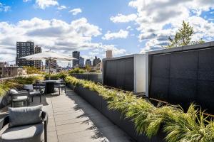 Fiberglass Lipless Flat Bottom Planters     152 Elizabeth St